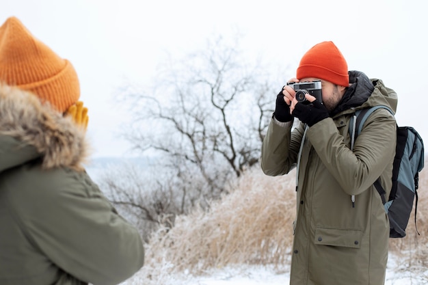 Foto gratuita cerrar hombre tomando fotos con cámara