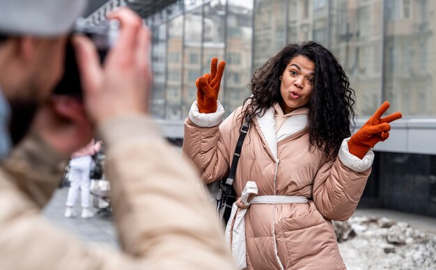 Foto gratuita cerrar hombre tomando fotos de mujer