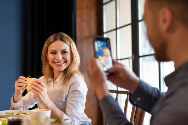 Cerrar hombre tomando fotos de mujer