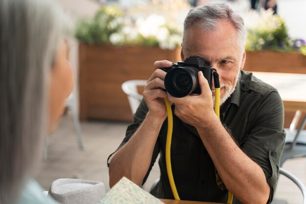 Cerrar hombre tomando fotos de mujer