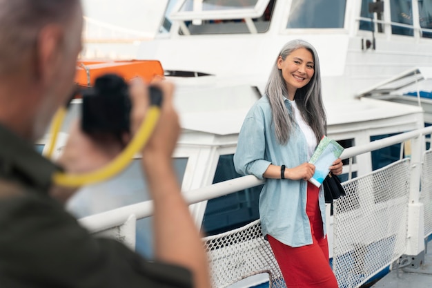 Cerrar hombre tomando fotos de mujer