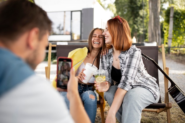 Foto gratuita cerrar hombre tomando fotos con teléfono