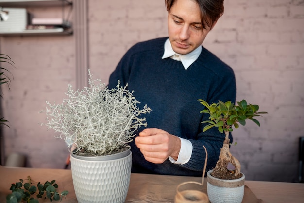 Cerrar hombre trabajando en floristería