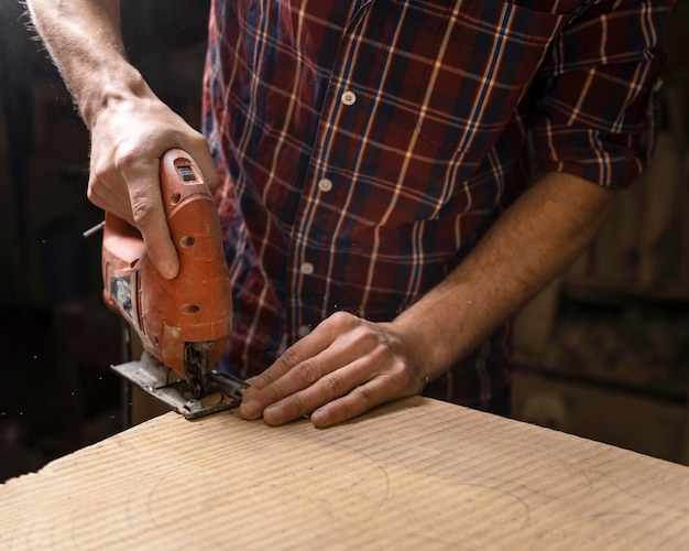 Cerrar hombre trabajando con madera