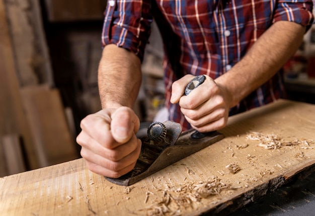 Cerrar hombre trabajando con madera