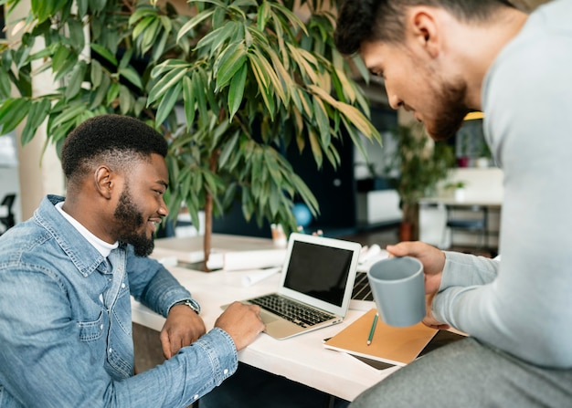 Foto gratuita cerrar hombres discutiendo proyecto