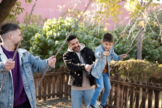 Cerrar hombres felices con niño