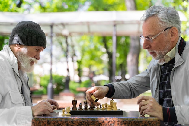 Cerrar hombres jugando al ajedrez juntos