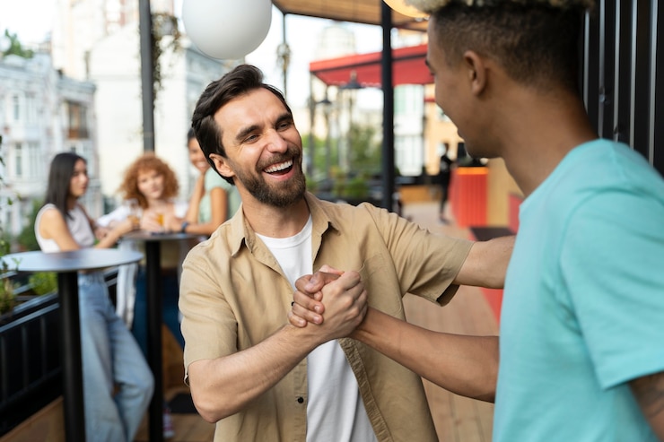 Foto gratuito cerrar hombres sonrientes al aire libre