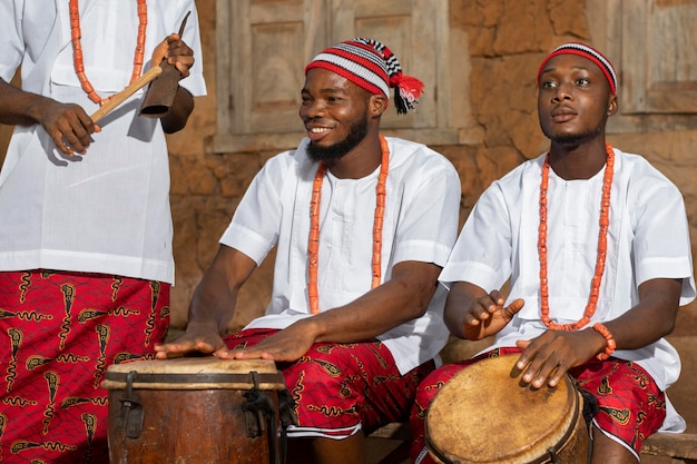 Foto gratuita cerrar hombres tocando la batería