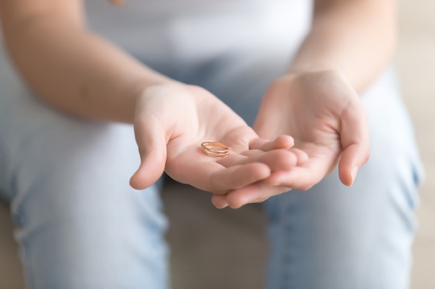 Cerrar imagen de anillo de oro en manos de mujeres