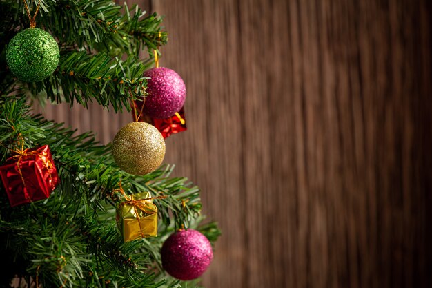 Cerrar imagen de árbol de Navidad decorar con adorno