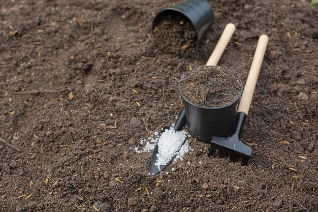 Cerrar imagen de equipo de jardín puesto en el suelo