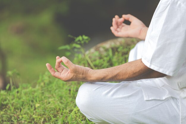 Cerrar imagen de manos haciendo meditación