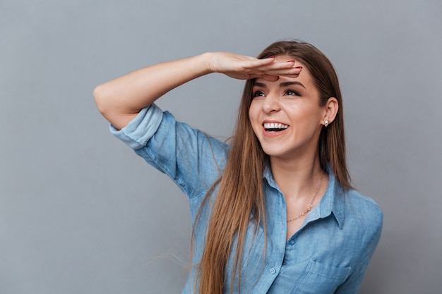 Foto gratuita cerrar imagen de mujer en camisa mirando a otro lado