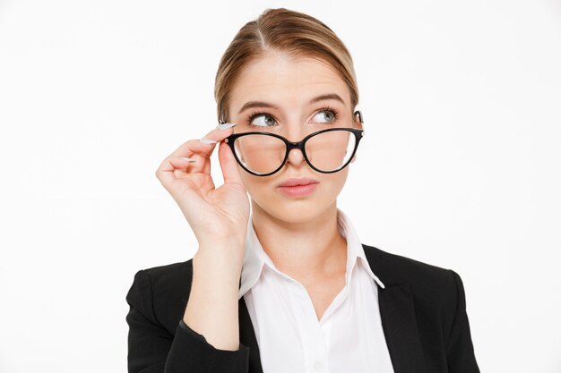 Cerrar imagen de mujer de negocios rubia belleza en lentes mirando a otro lado sobre blanco