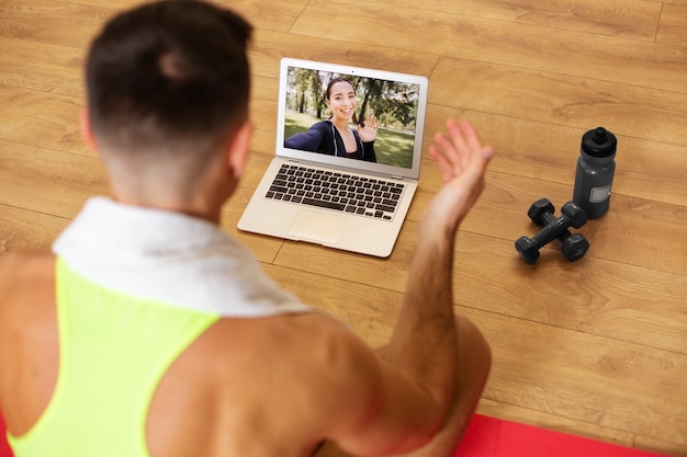 Cerrar instructores de fitness con laptop