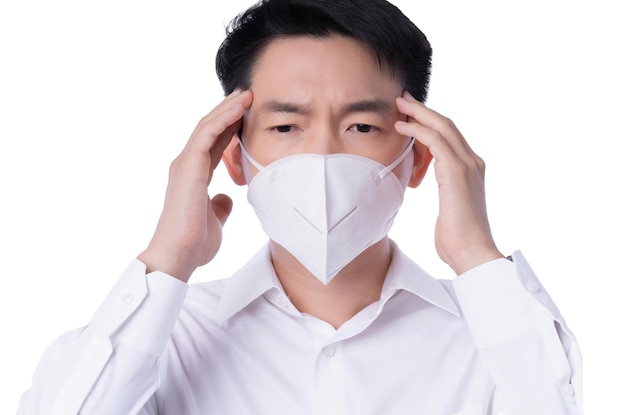 Cerrar joven hombre de negocios asiático con máscara de contaminación con acción de gesto expresar enfermedad mala salud del clima con el problema del aire de la ciudad del medio ambiente pm25