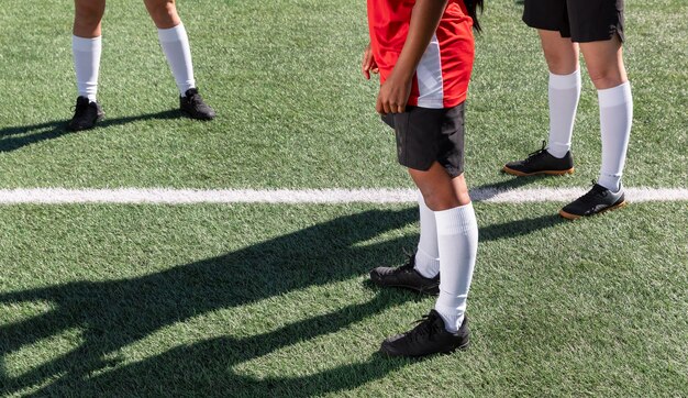 Cerrar jugadores en el campo de fútbol