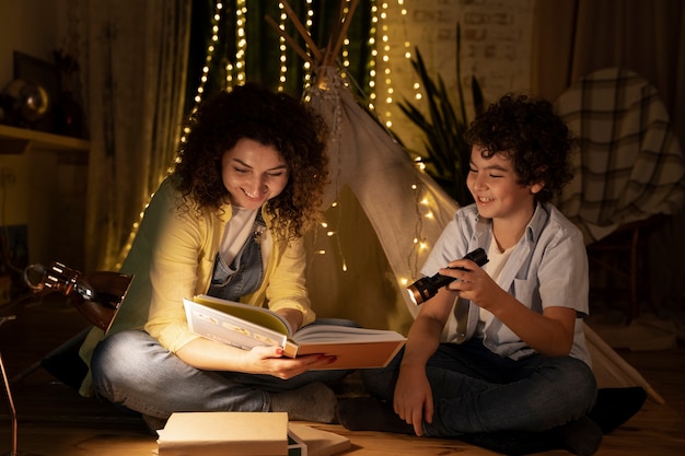 Foto gratuita cerrar la lectura infantil con sus padres