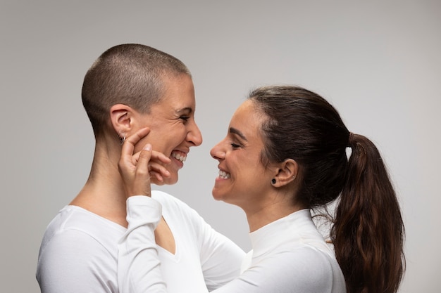 Cerrar lesbianas sonrientes enamoradas