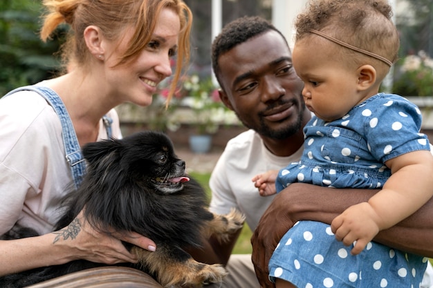 Cerrar linda familia con perro