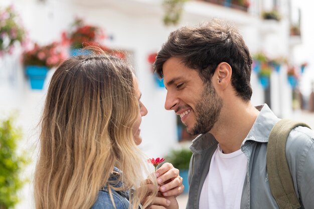 Cerrar linda pareja con flor