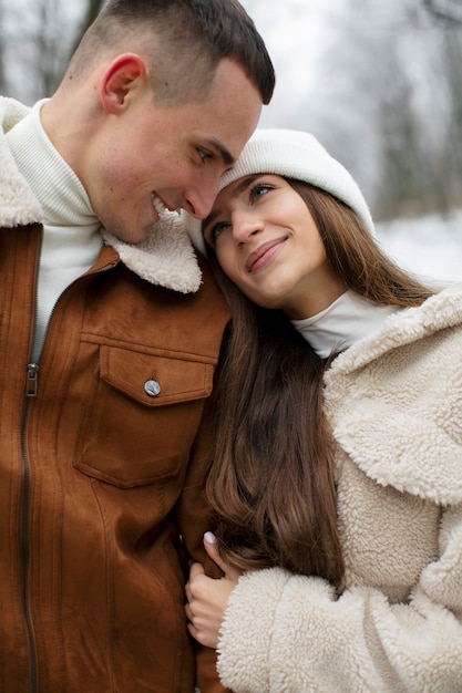 Cerrar linda pareja invierno