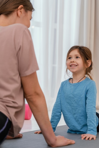 Foto gratuita cerrar madre e hija entrenando juntas