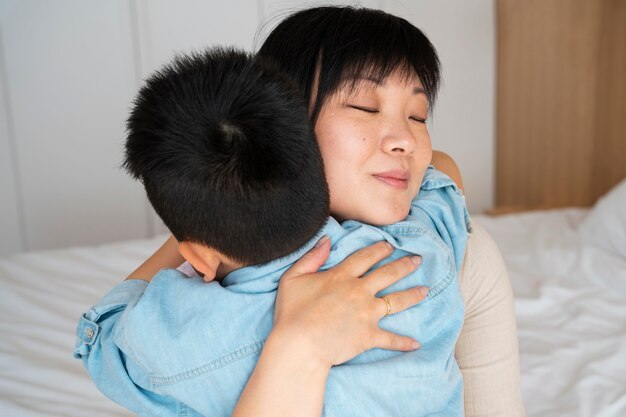 Cerrar, madre e hijo, abrazar