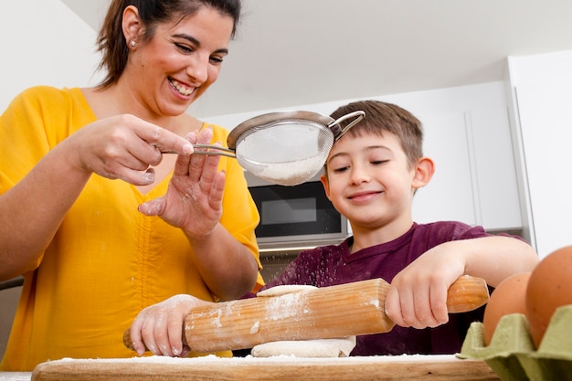 Cerrar madre e hijo cocinando juntos