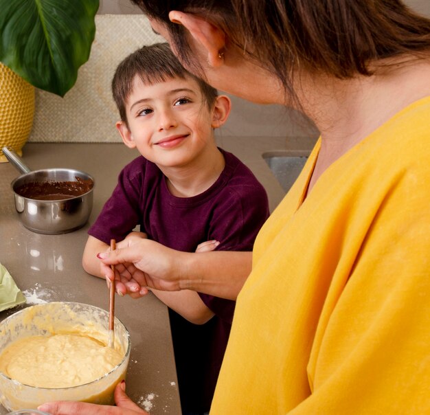 Cerrar madre e hijo cocinando juntos