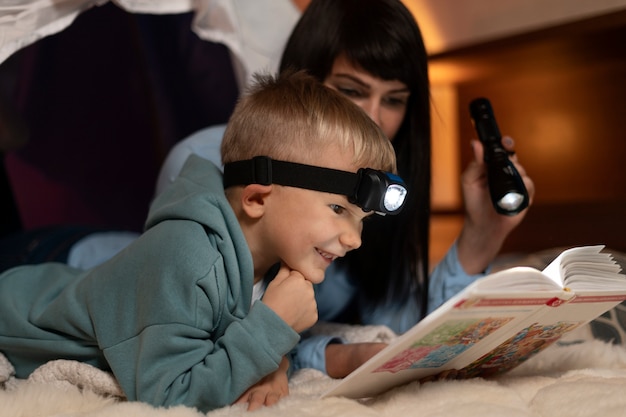 Cerrar madre e hijo leyendo