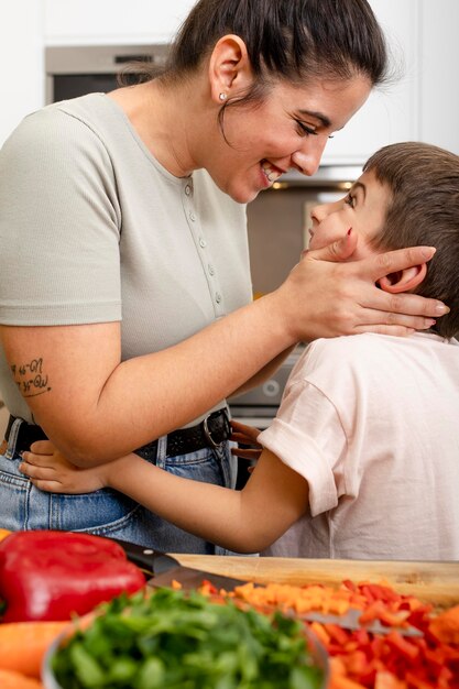 Cerrar madre mirando niño