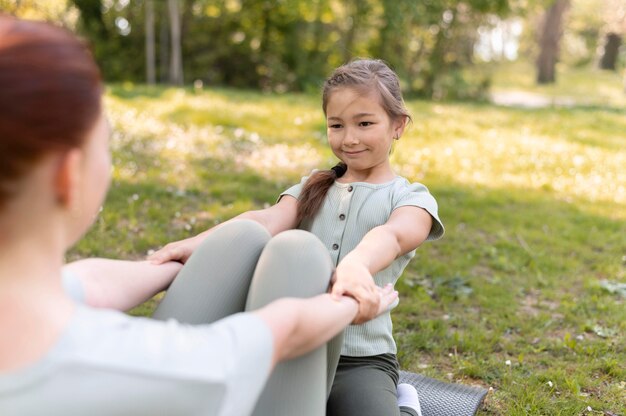 Cerrar madre y niña tomados de la mano