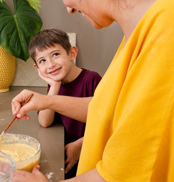 Cerrar madre y niño cocinando