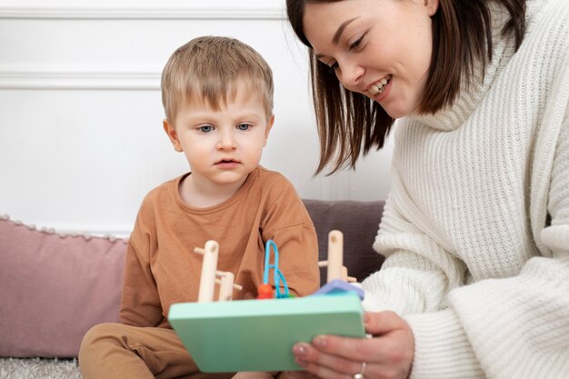 Cerrar madre y niño jugando con juguete