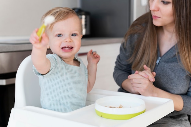 Cerrar madre y niño sonriente