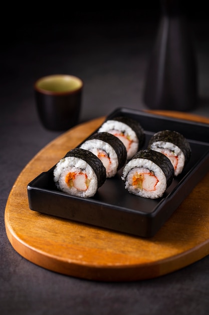 Cerrar maki sushi rolls en pizarra negra