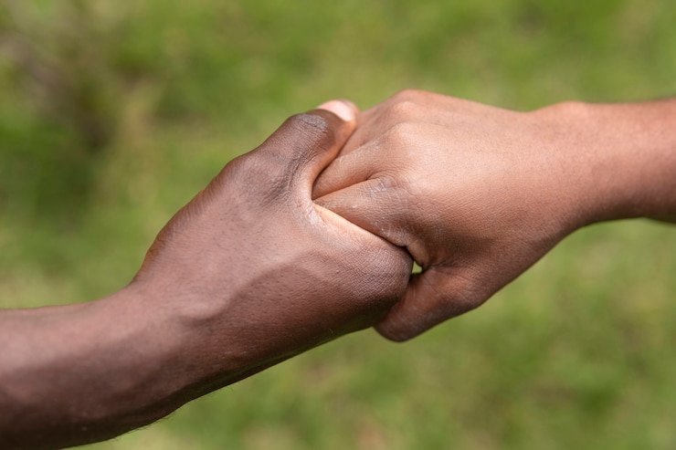 Foto gratuito cerrar mano adulta sosteniendo la mano del niño