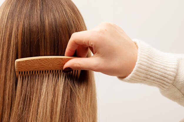 Cerrar en la mano cepillarse el cabello