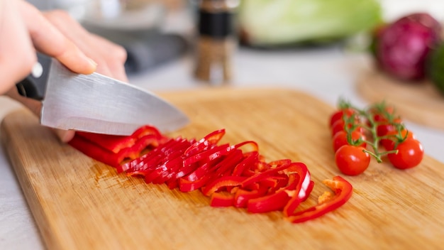 Cerrar la mano cortando pimiento con cuchillo