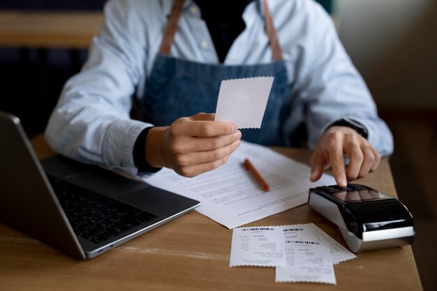 Cerrar mano escribiendo en pos