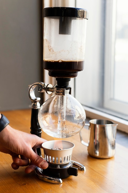 Cerrar mano con máquina de café