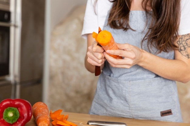 Cerrar la mano pelando la zanahoria