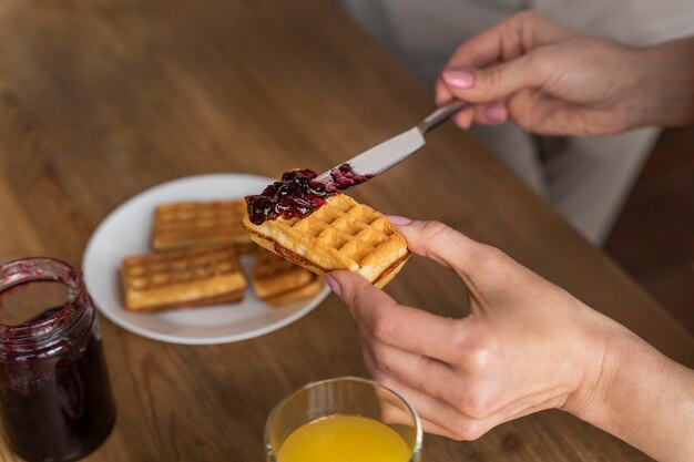 Cerrar la mano poniendo gelatina en waffle