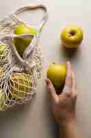 Foto gratuita cerrar la mano que sostiene la manzana