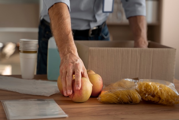 Cerrar la mano que sostiene la manzana