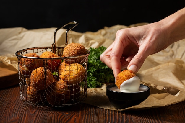 Cerrar mano sosteniendo croqueta de comida