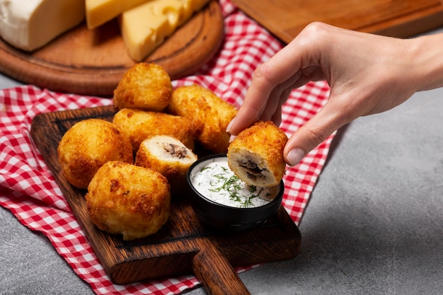 Cerrar mano sosteniendo croqueta de comida